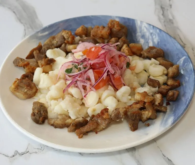 MOTE CON CHICHARRÓN