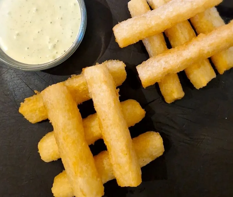 YUQUITAS FRITAS CON SALSA DE QUESO